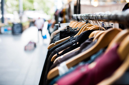 Les 9 gestes simples pour une garde-robe plus écolo au quotidien 🌍