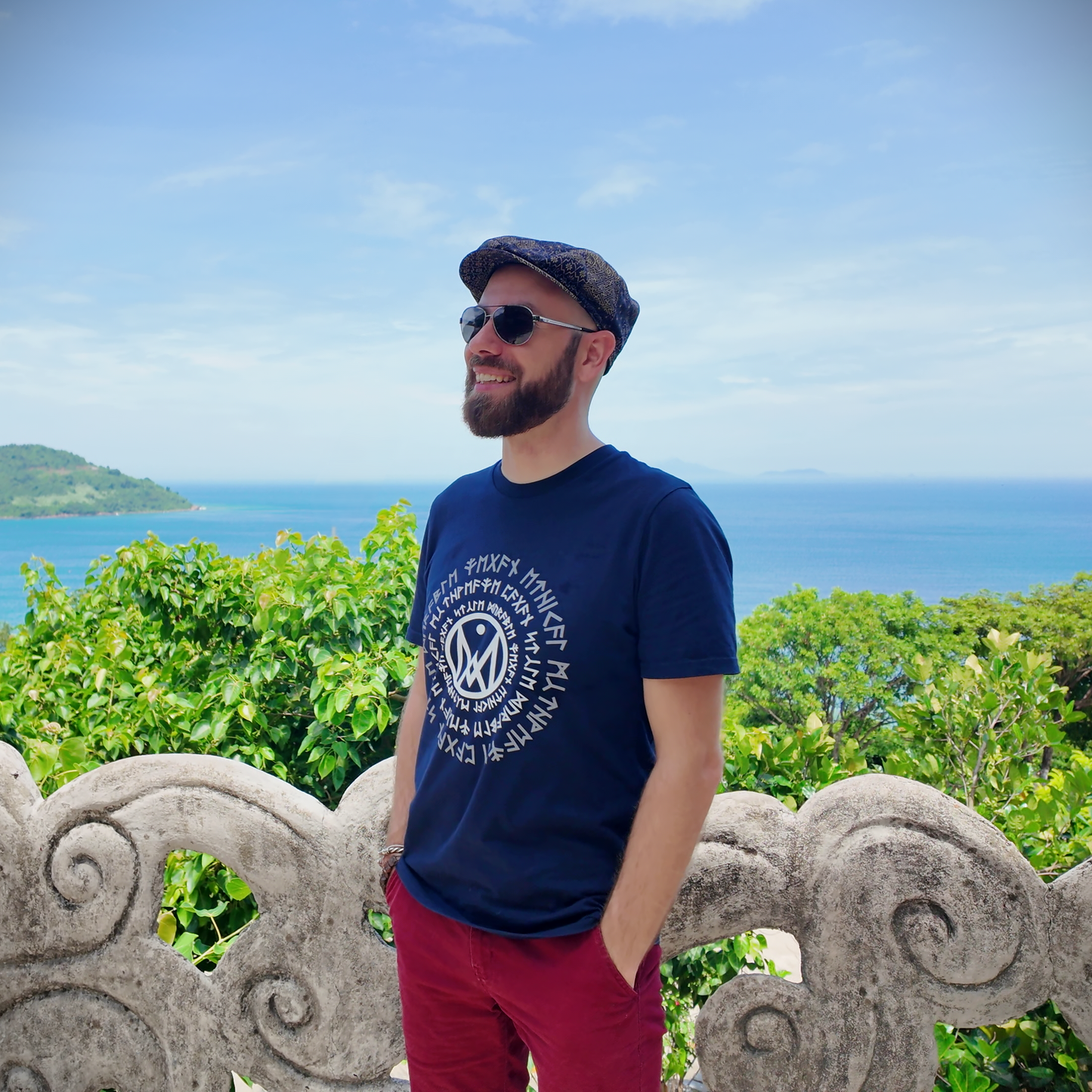 T-shirt unisexe en coton bio "Runic Circles"