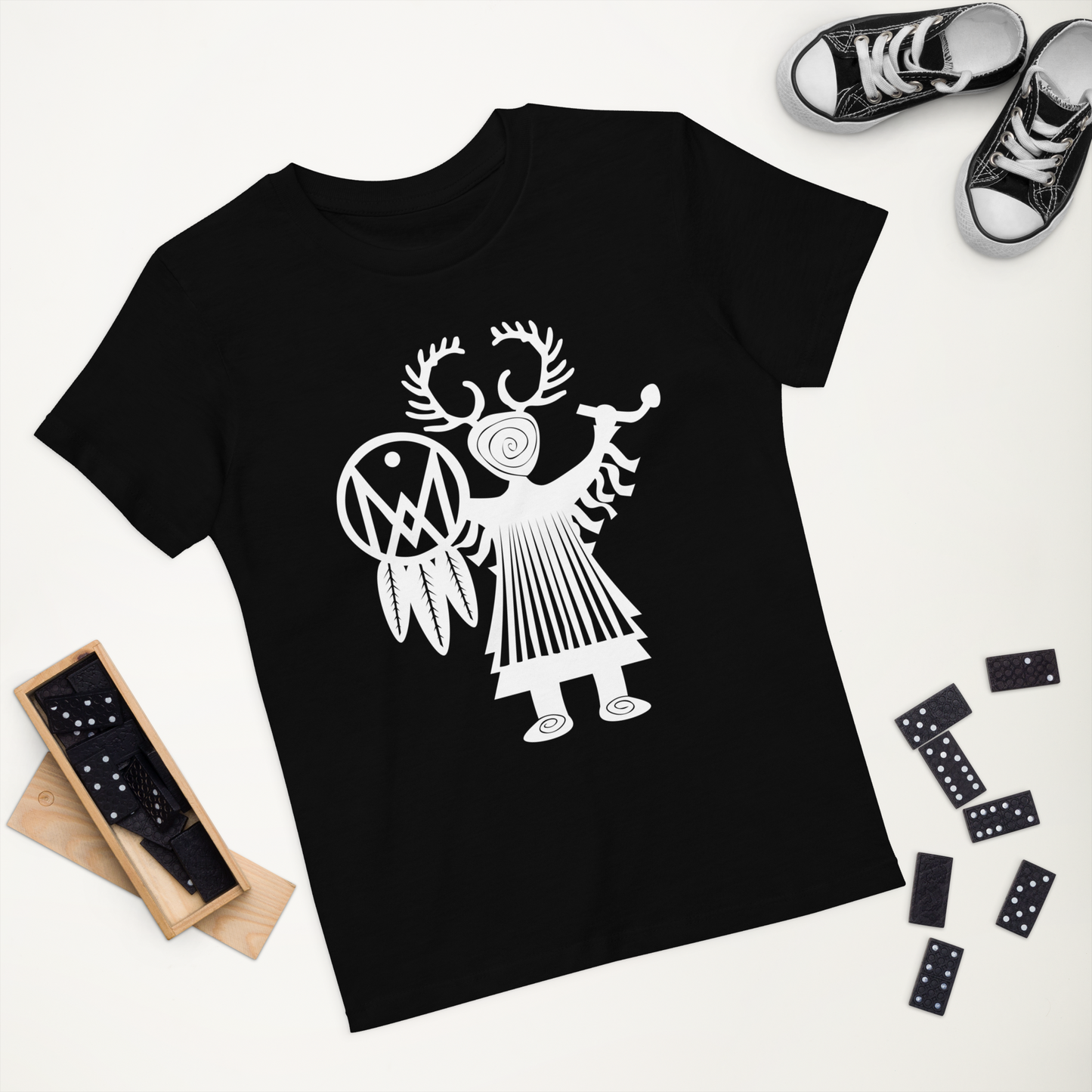 T-shirt enfant en coton bio couleur noir à plat, avec petit shaman tenant entre ses mains un tambour MythWeave