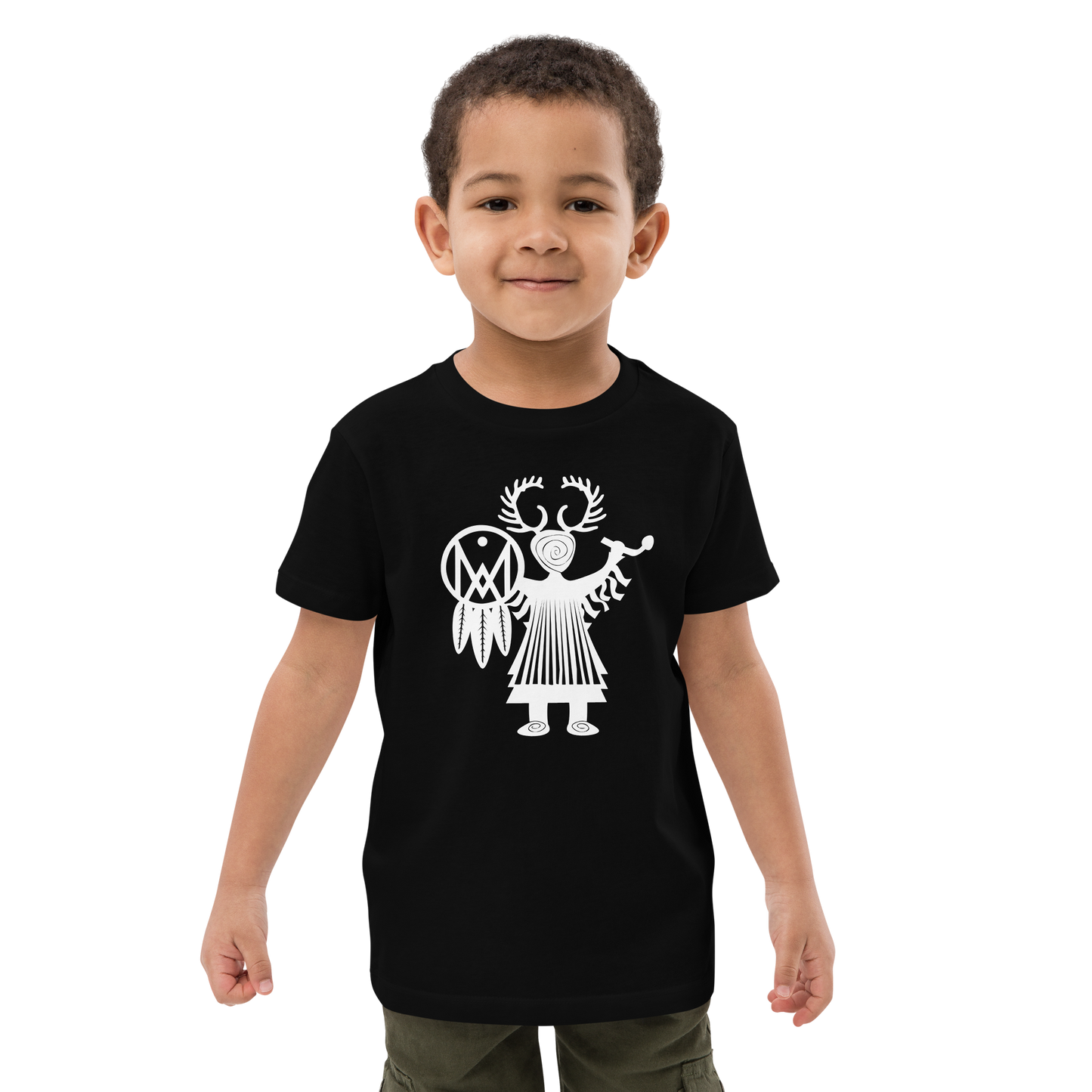 T-shirt enfant en coton bio noir porté par un mannequin de face avec petit shaman tenant entre ses mains un tambour MythWeave