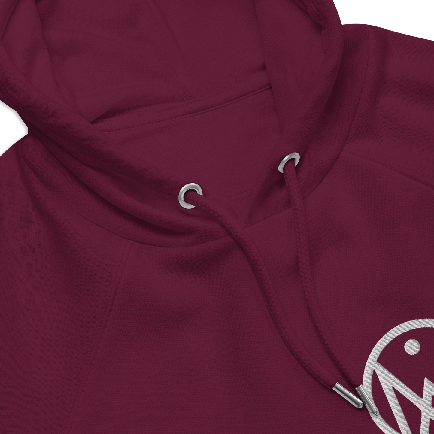 Zoom sur devant sweat en coton bio couleur bordeaux avec logo brodé MythWeave