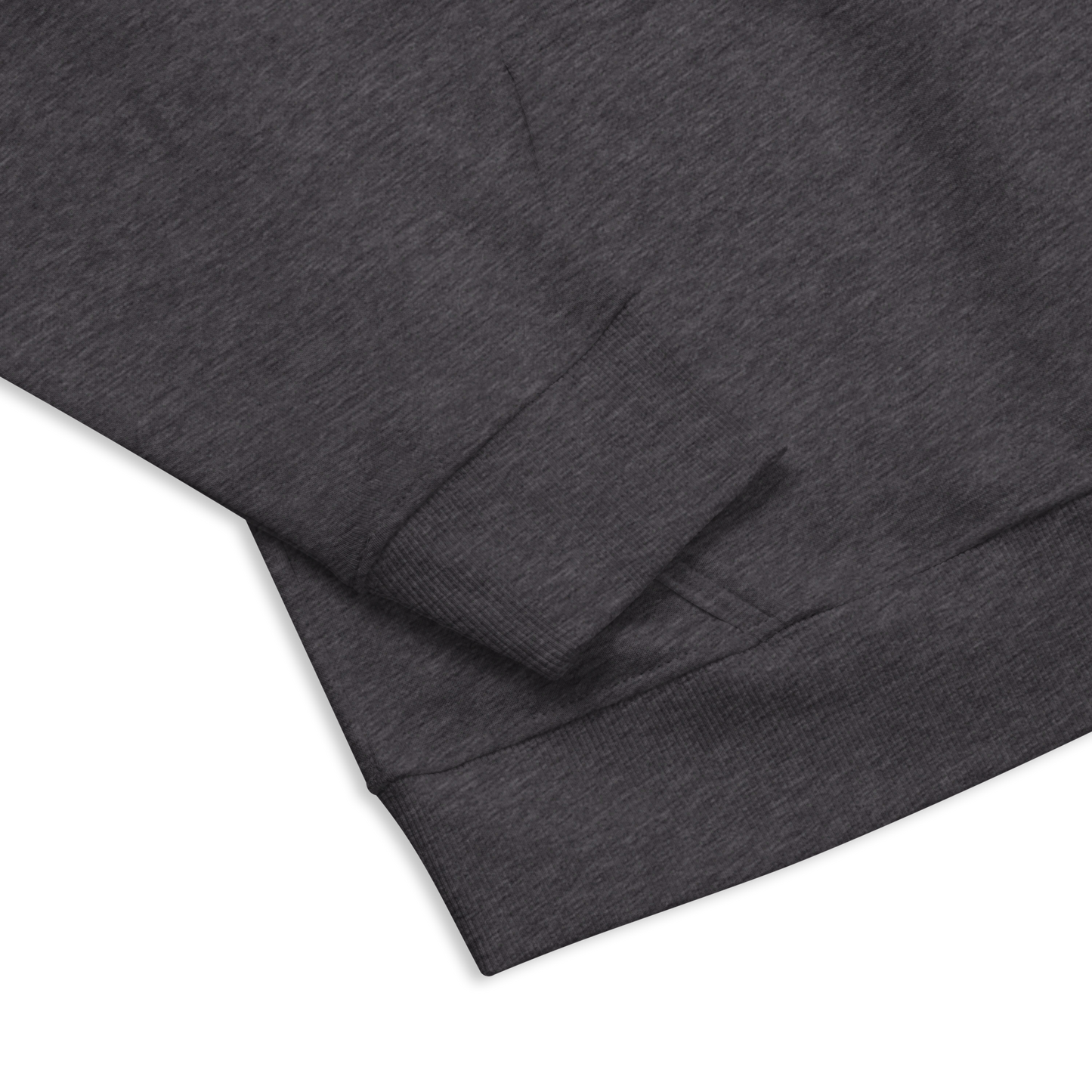 Zoom sur manche sweat homme en coton bio couleur gris avec logo brodé MythWeave