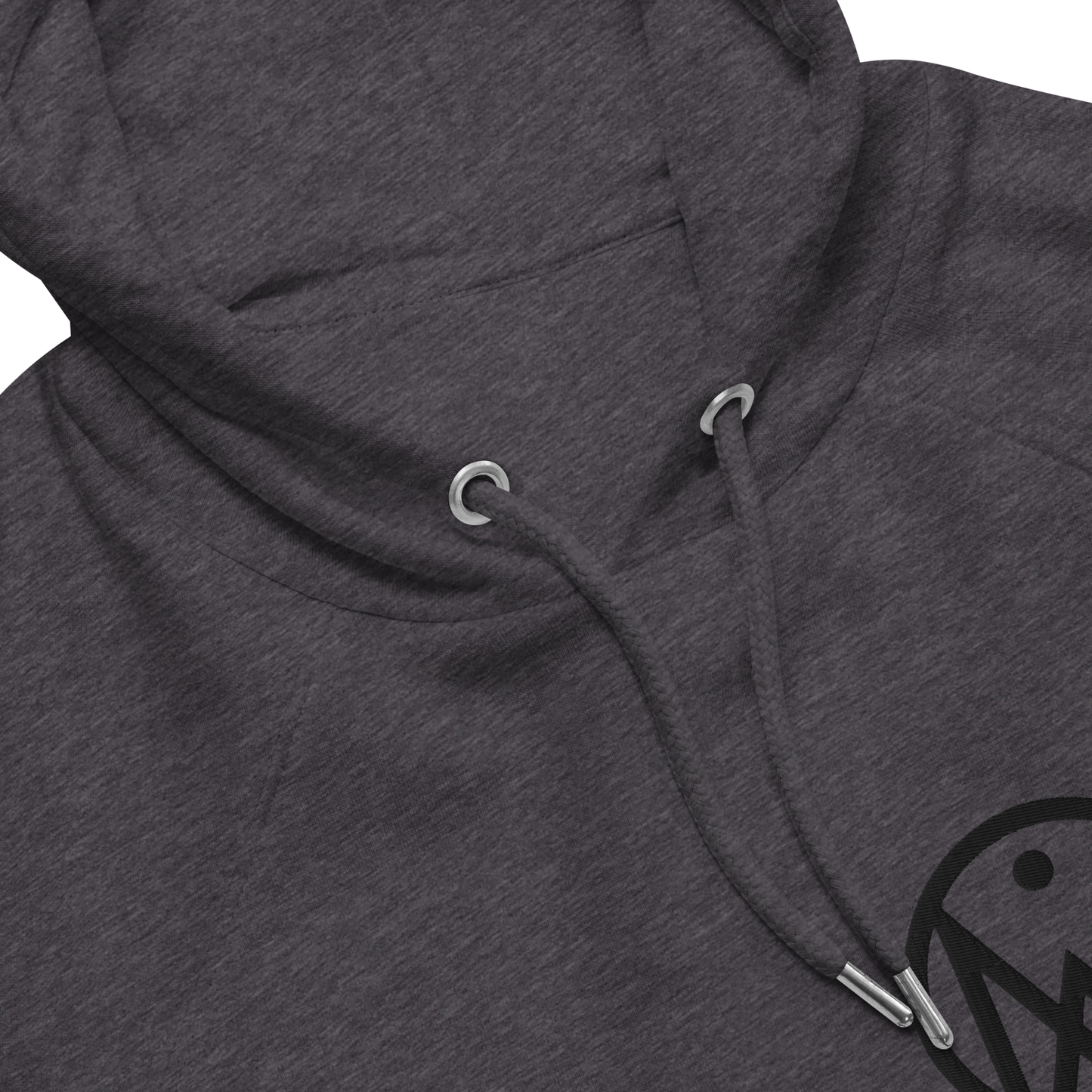 Zoom sur devant sweat homme en coton bio couleur gris avec logo brodé MythWeave