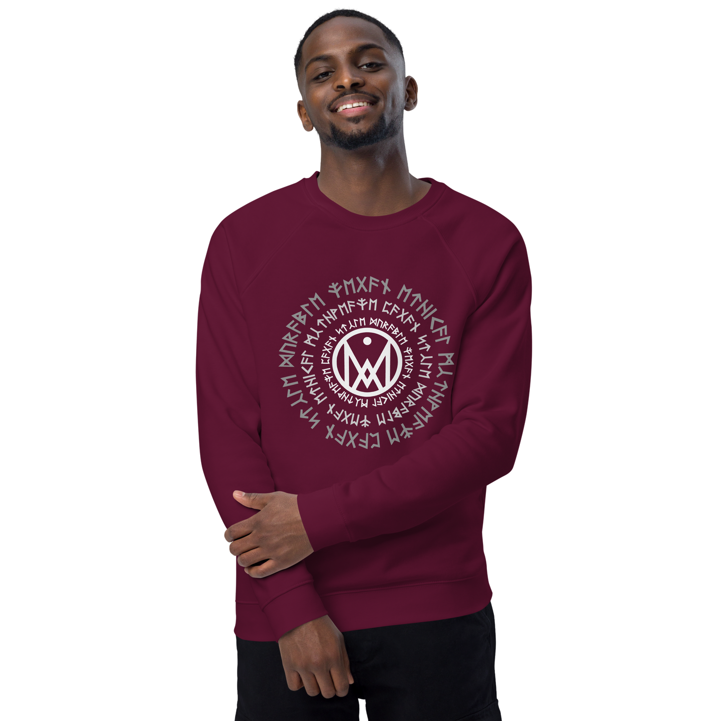 Sweatshirt homme en coton bio couleur bordeaux avec cercle runique MythWeave porté par un mannequin de face
