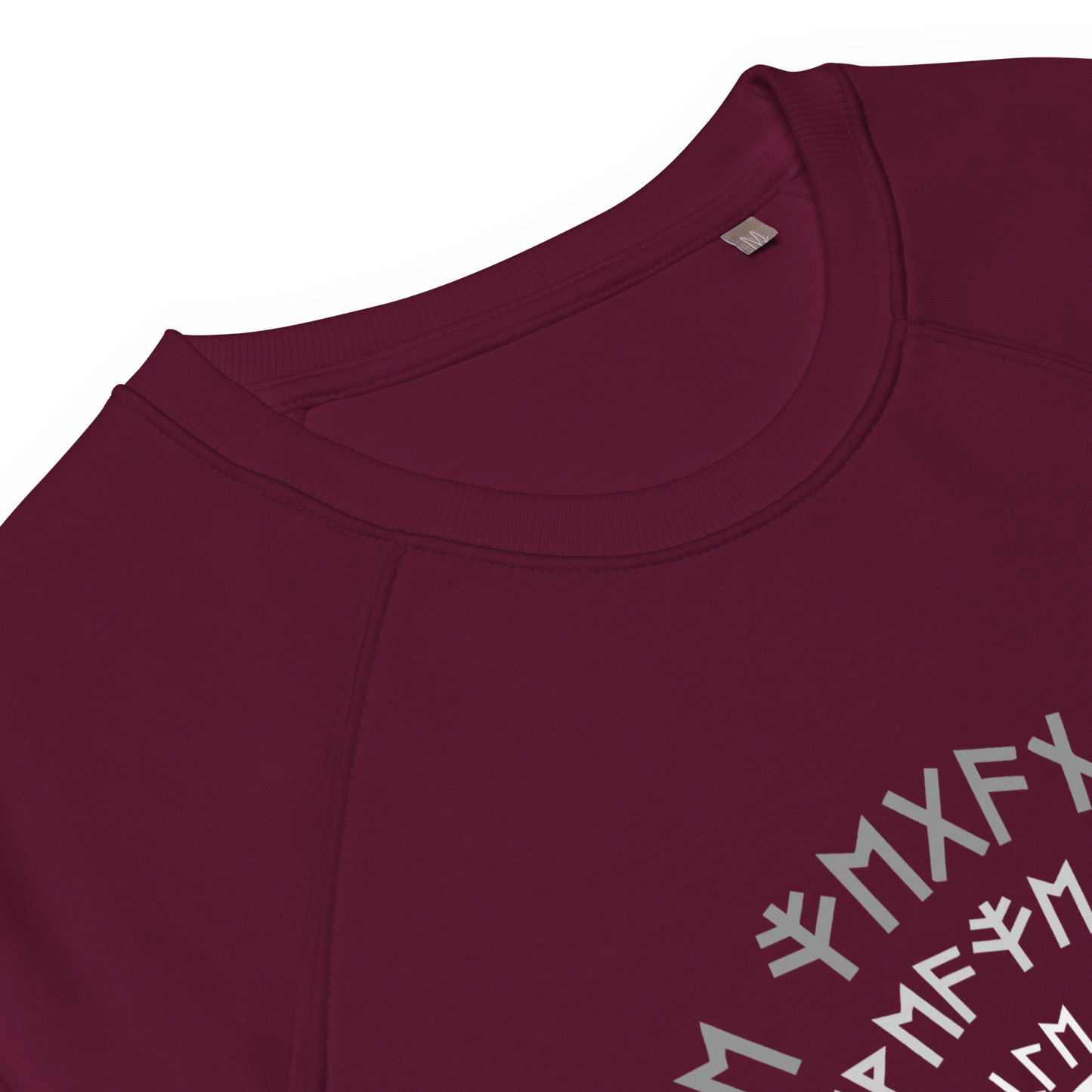 Zoom sur devant sweatshirt homme en coton bio couleur bordeaux avec cercle runique MythWeave