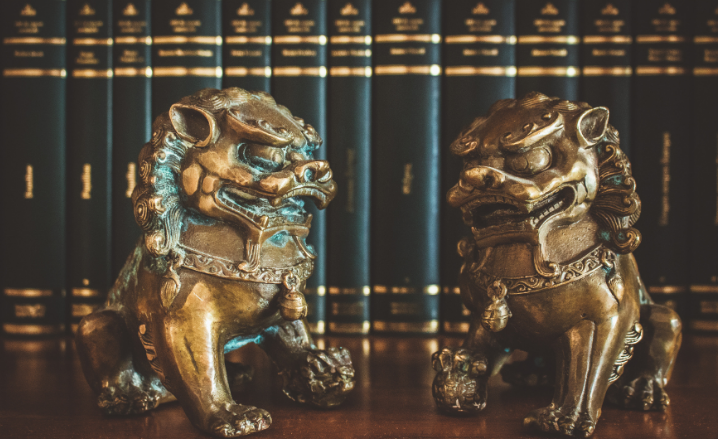 Le Foo Dog : gardien aux crocs sacrés🦁