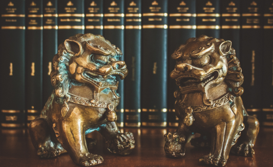 Le Foo Dog : gardien aux crocs sacrés🦁