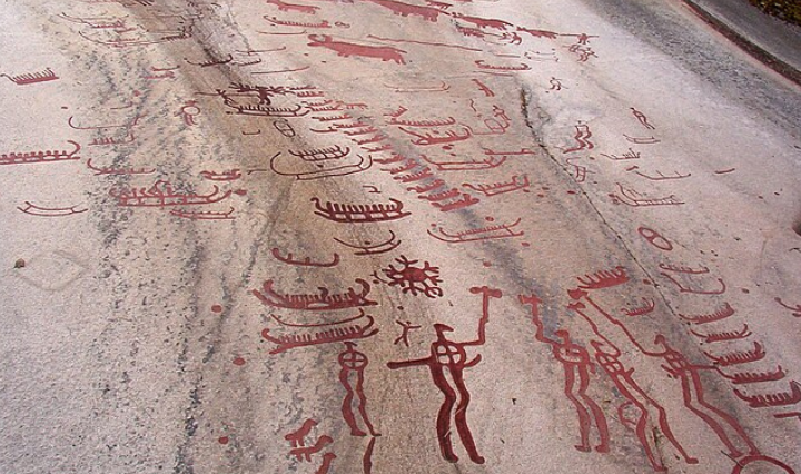 Les pierres de Tanum : quand la roche devient mémoire des dieux🪨