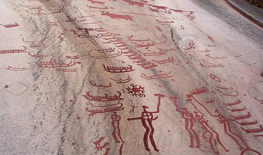 Les pierres de Tanum : quand la roche devient mémoire des dieux🪨