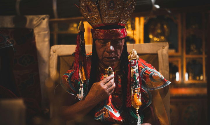 La figure du Chaman : gardien des mondes visibles et invisibles🪶