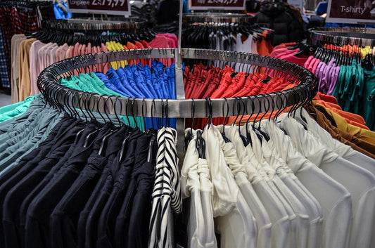 Qu'est-ce que la Fast Fashion ? Définition et Impact Écologique
