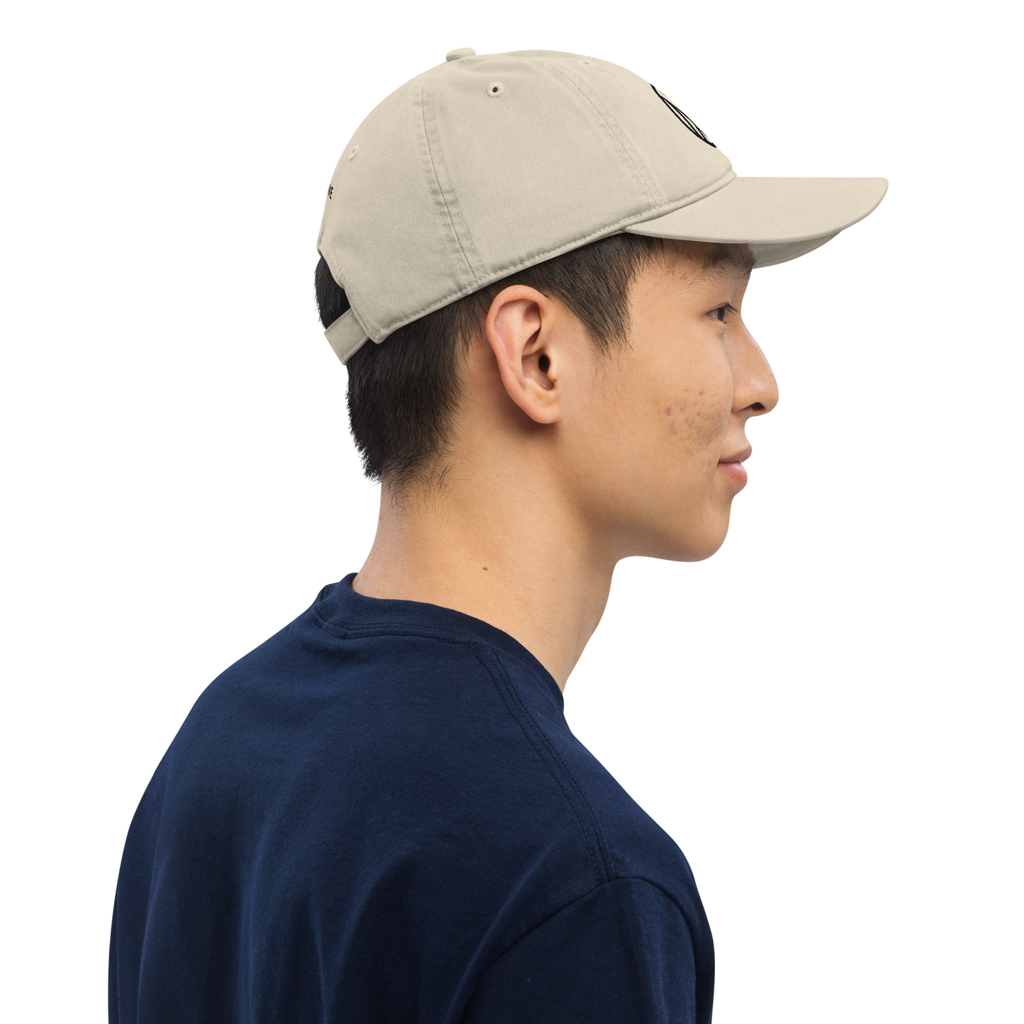 Casquette beige logo MythWeve  porté par un mannequin de profil