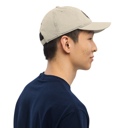 Casquette beige logo MythWeve  porté par un mannequin de profil