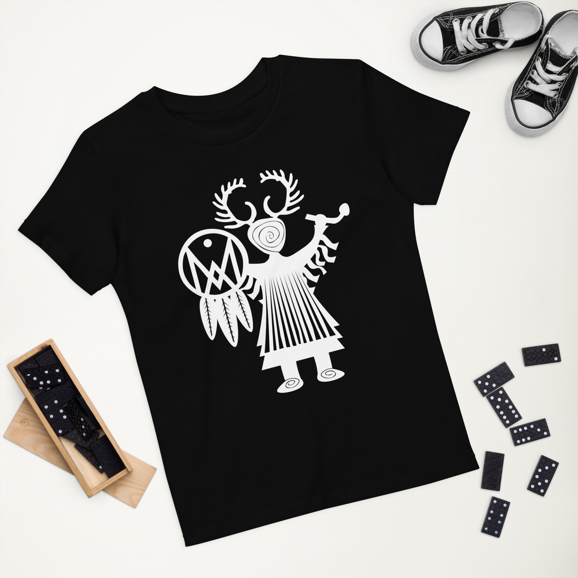 T-shirt enfant en coton bio couleur noir à plat, avec petit shaman tenant entre ses mains un tambour MythWeave 