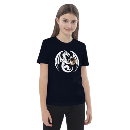 T-shirt enfant en coton bio bleu foncé porté par un mannequin de face avec dragon tenant entre ses pattes le logo MythWeave 