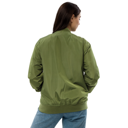 Veste bombers femme en polyester recyclé couleur vert avec logo brodé MythWeave porté par un mannequin de dos