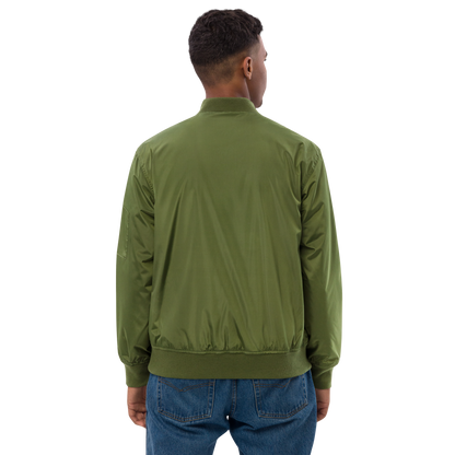 Veste bombers homme en polyester recyclé couleur vert avec logo brodé MythWeave porté par un mannequin de dos