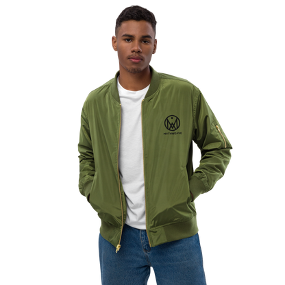 Veste bombers homme en polyester recyclé couleur vert avec logo brodé MythWeave porté par un mannequin de face