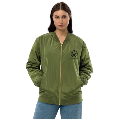 Veste bombers femme en polyester recyclé couleur vert avec logo brodé MythWeave porté par un mannequin de face