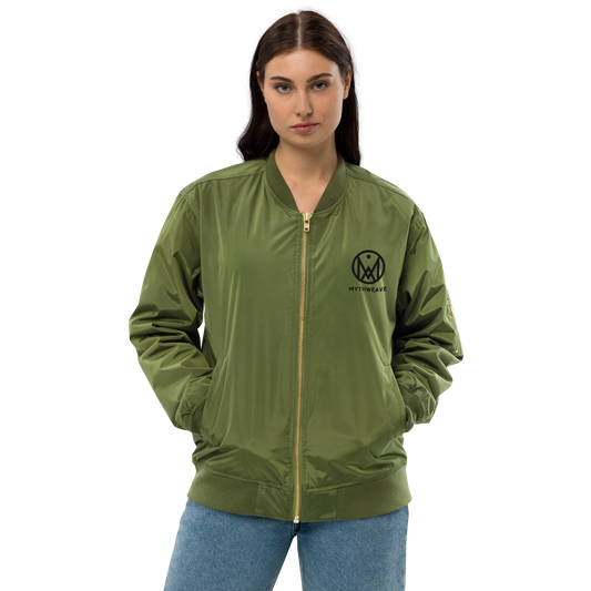 Veste bombers femme en polyester recyclé couleur vert avec logo brodé MythWeave porté par un mannequin de face