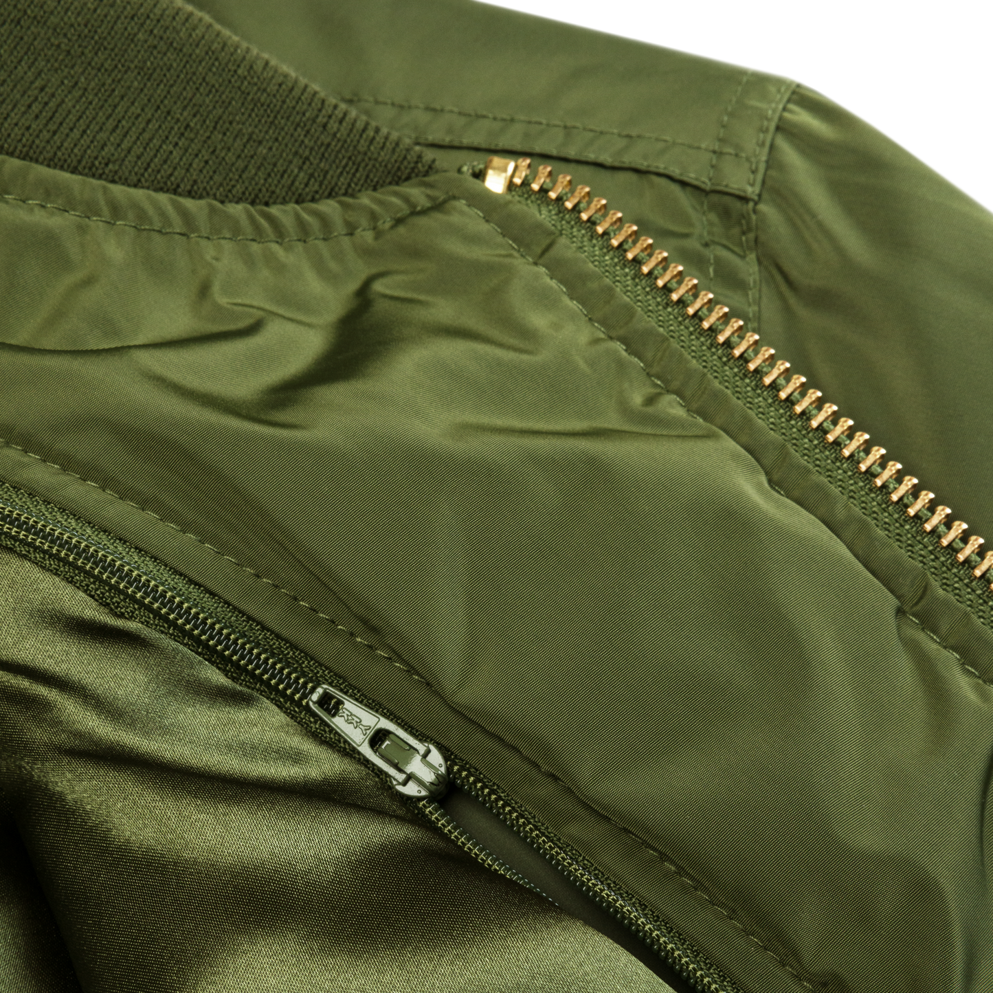 Veste bombers femme en polyester recyclé couleur vert avec logo brodé MythWeave zoom sur l’intérieur de la doublure poche intérieure