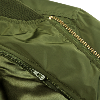 Veste bombers homme en polyester recyclé couleur vert avec logo brodé MythWeave zoom sur l’intérieur de la doublure, poche intérieure