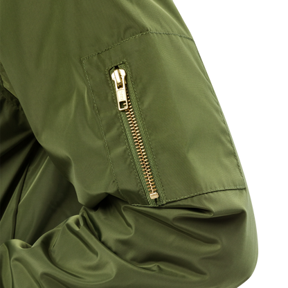 Veste bombers femme en polyester recyclé couleur vert avec logo brodé MythWeave zoom sur le bras avec fermeture éclaire