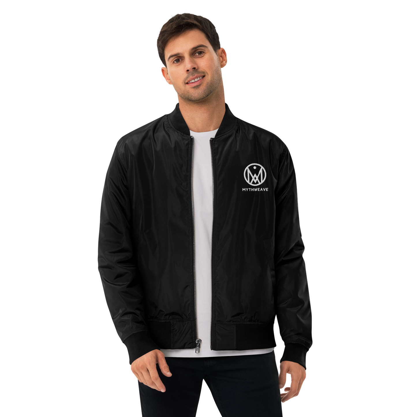 Veste bombers homme en polyester recyclé couleur noir avec logo brodé MythWeave porté par un mannequin de face