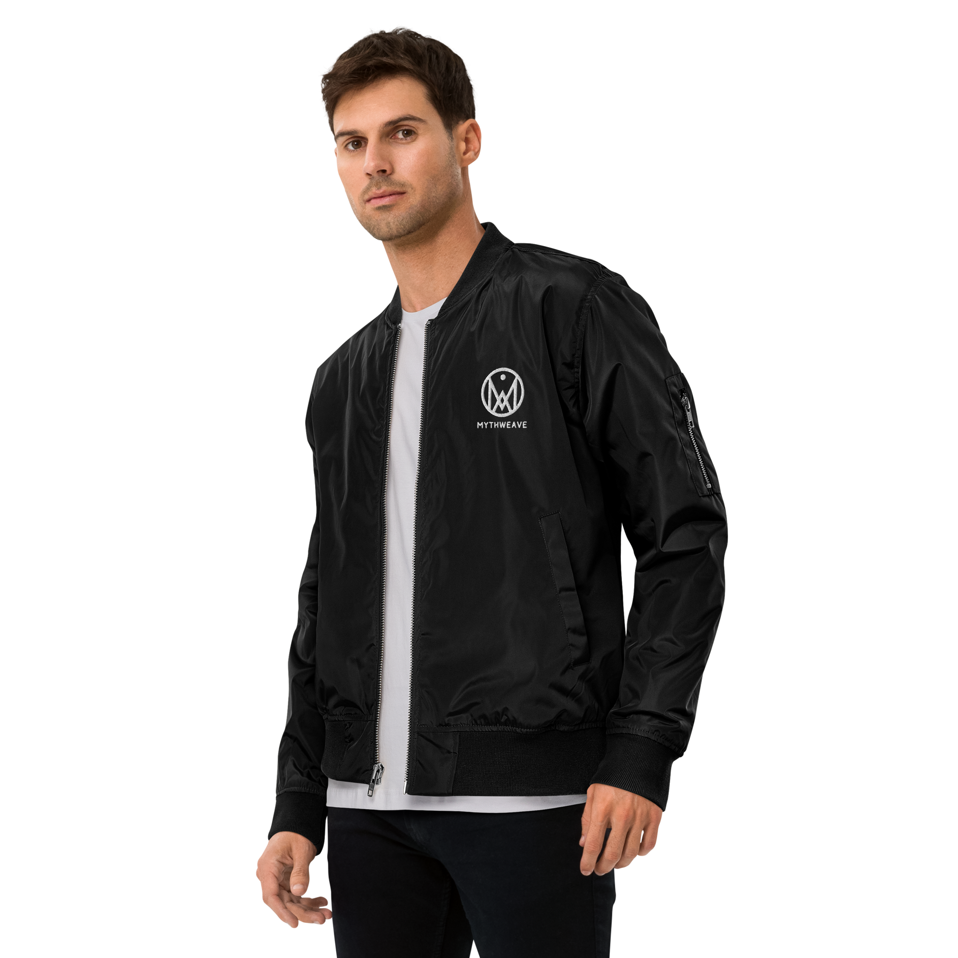 Veste bombers homme en polyester recyclé couleur noir avec logo brodé MythWeave porté par un mannequin de profil