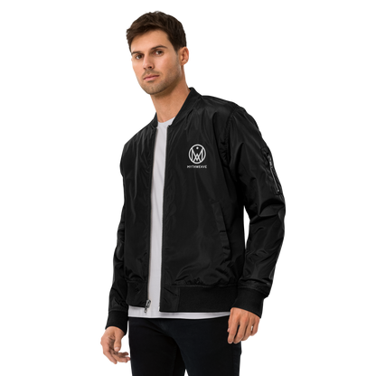 Veste bombers homme en polyester recyclé couleur noir avec logo brodé MythWeave porté par un mannequin de profil