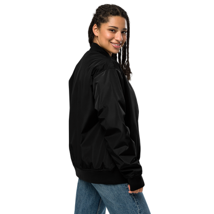 Veste bombers femme en polyester recyclé couleur noir avec logo brodé MythWeave porté par un mannequin de profil