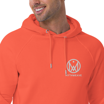 Zoom Sweat homme en coton bio couleur orange avec logo brodé MythWeave porté par un mannequin souriant de face