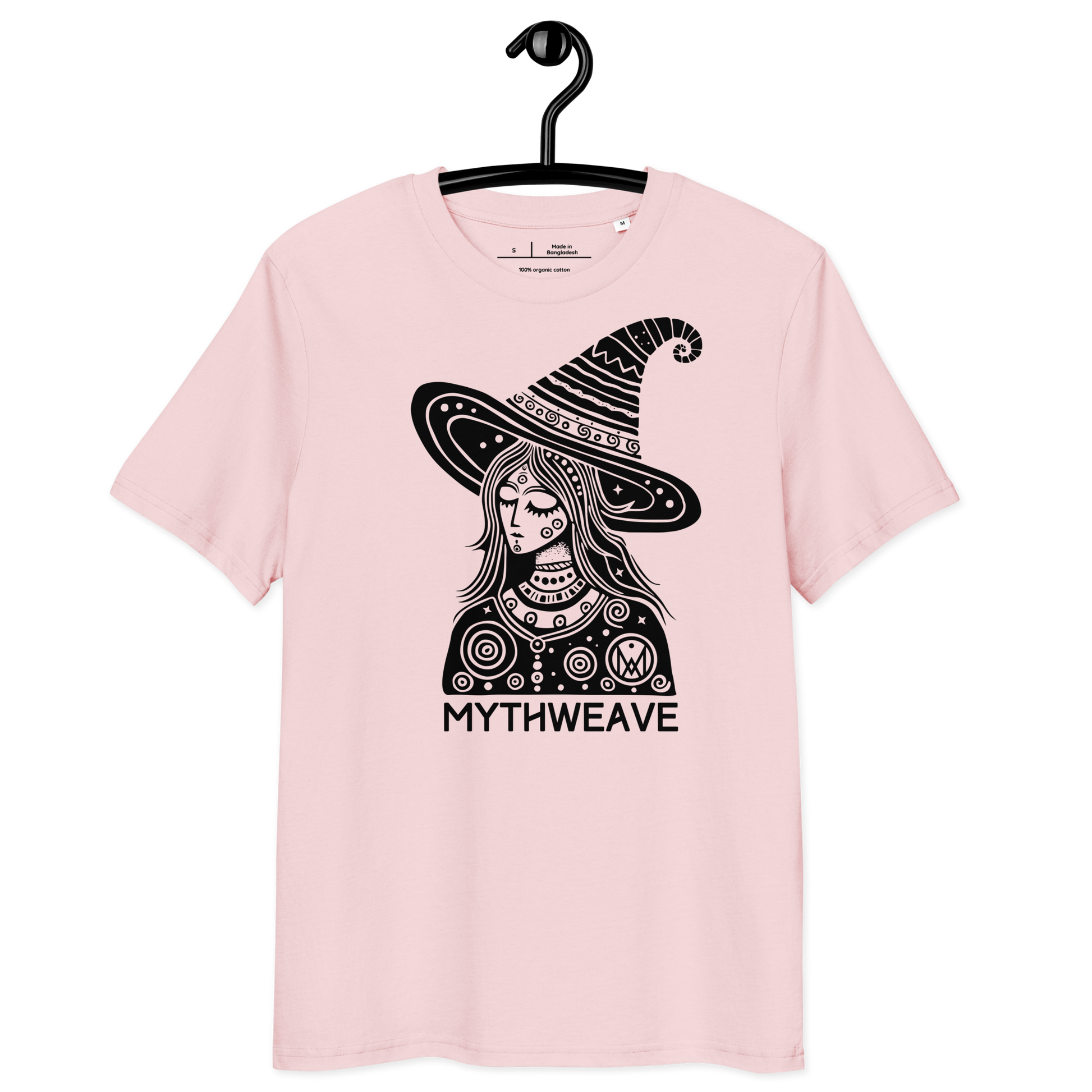 T-shirt unisexe en coton bio couleur rose avec sorcière wicca rêveuse et logo MythWeave à plat de face