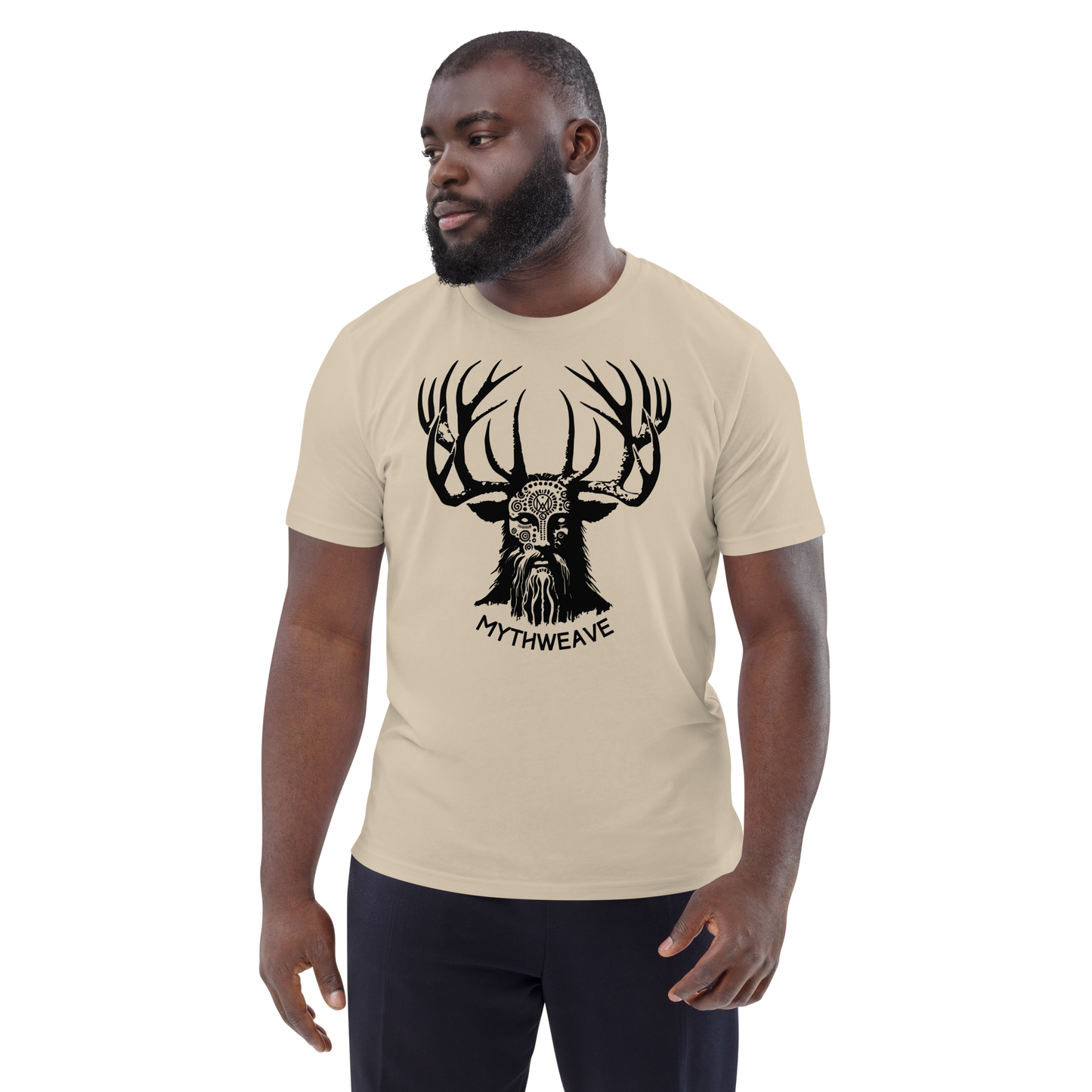 T-shirt homme en coton bio avec Dieu Cornu Cernunnos et logo MythWeave porté par un mannequin de face