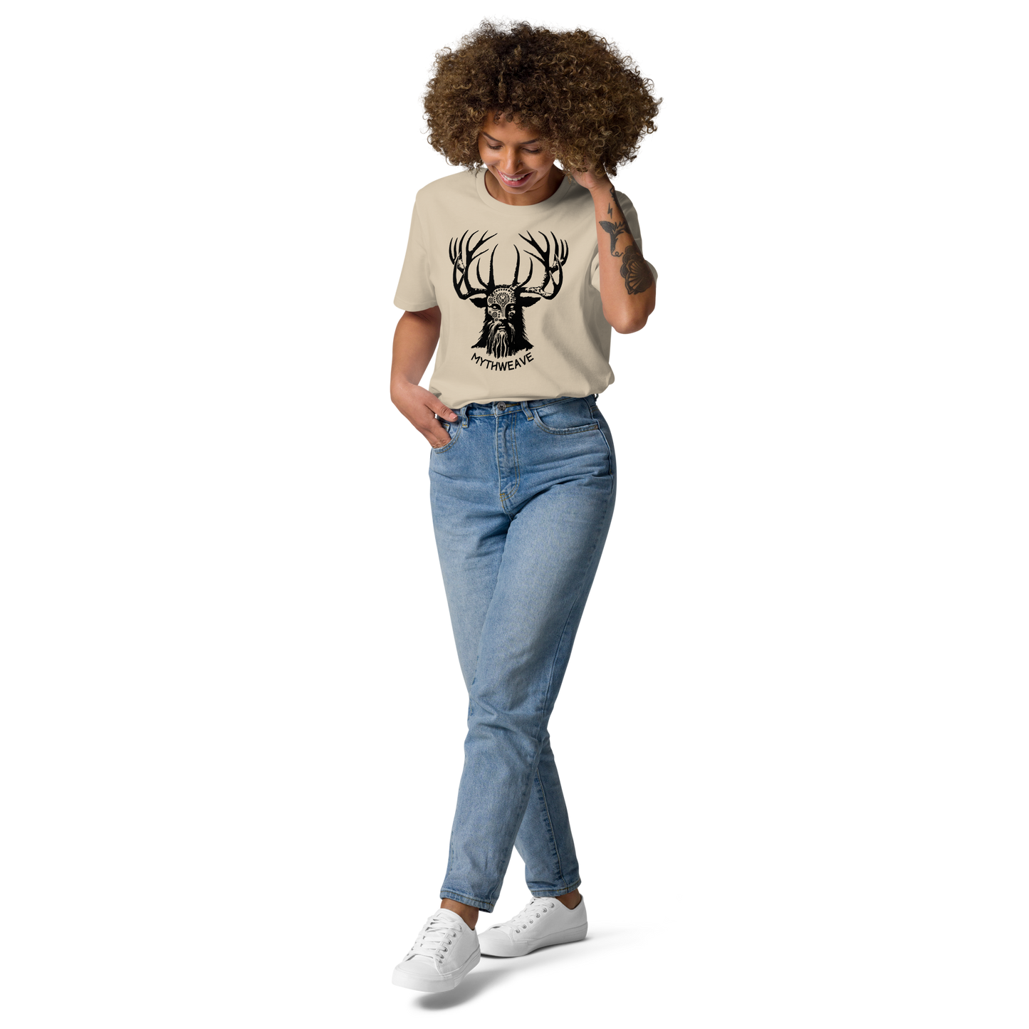 T-shirt unisexe en coton bio avec Dieu Cornu Cernunnos et logo MythWeave porté par un mannequin de face