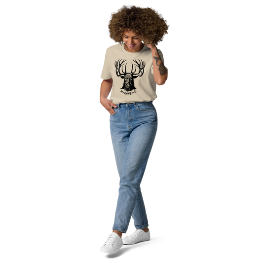 T-shirt unisexe en coton bio avec Dieu Cornu Cernunnos et logo MythWeave porté par un mannequin de face