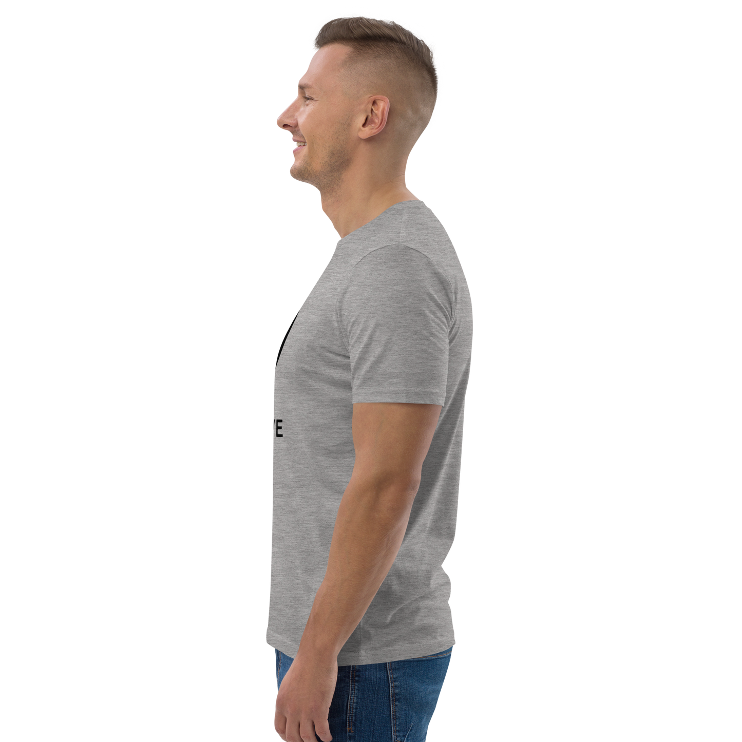 T-shirt homme en coton bio couleur gris avec logo MythWeave porté par un mannequin de profil