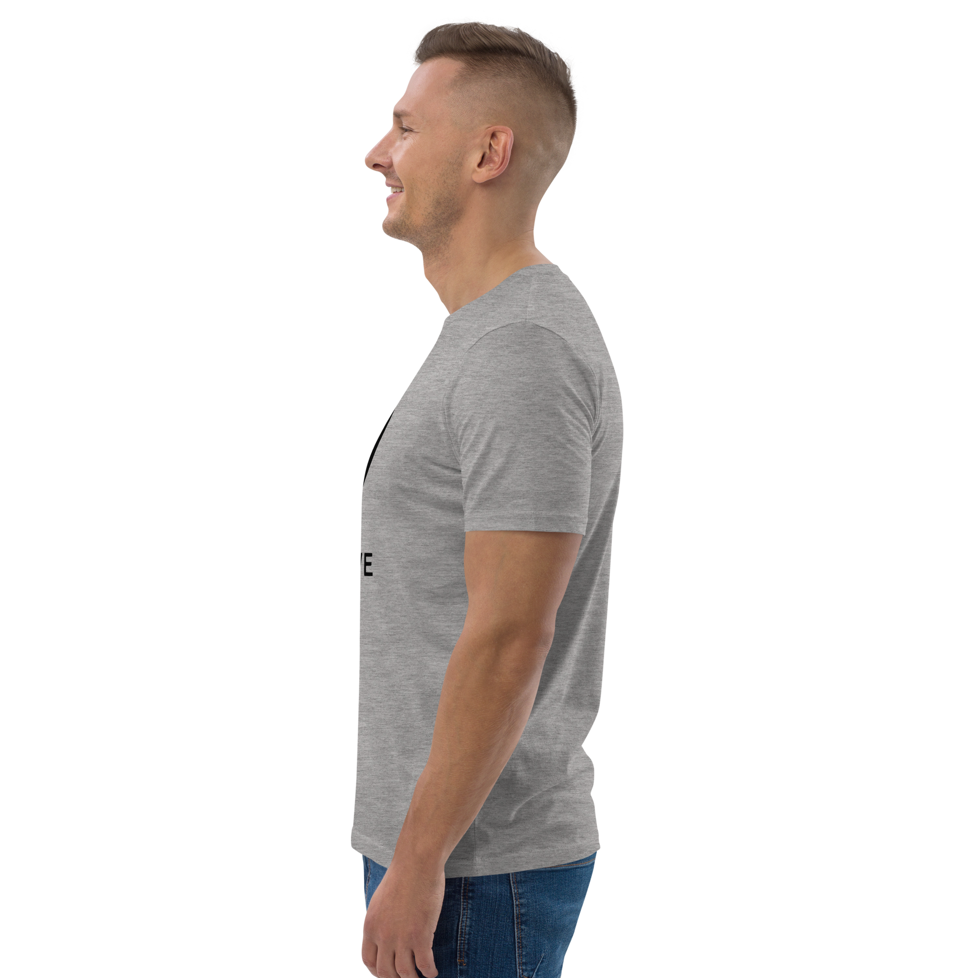 T-shirt homme en coton bio couleur gris avec logo MythWeave porté par un mannequin de profil