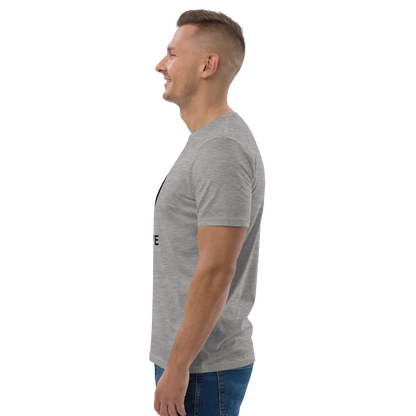 T-shirt homme en coton bio couleur gris avec logo MythWeave porté par un mannequin de profil