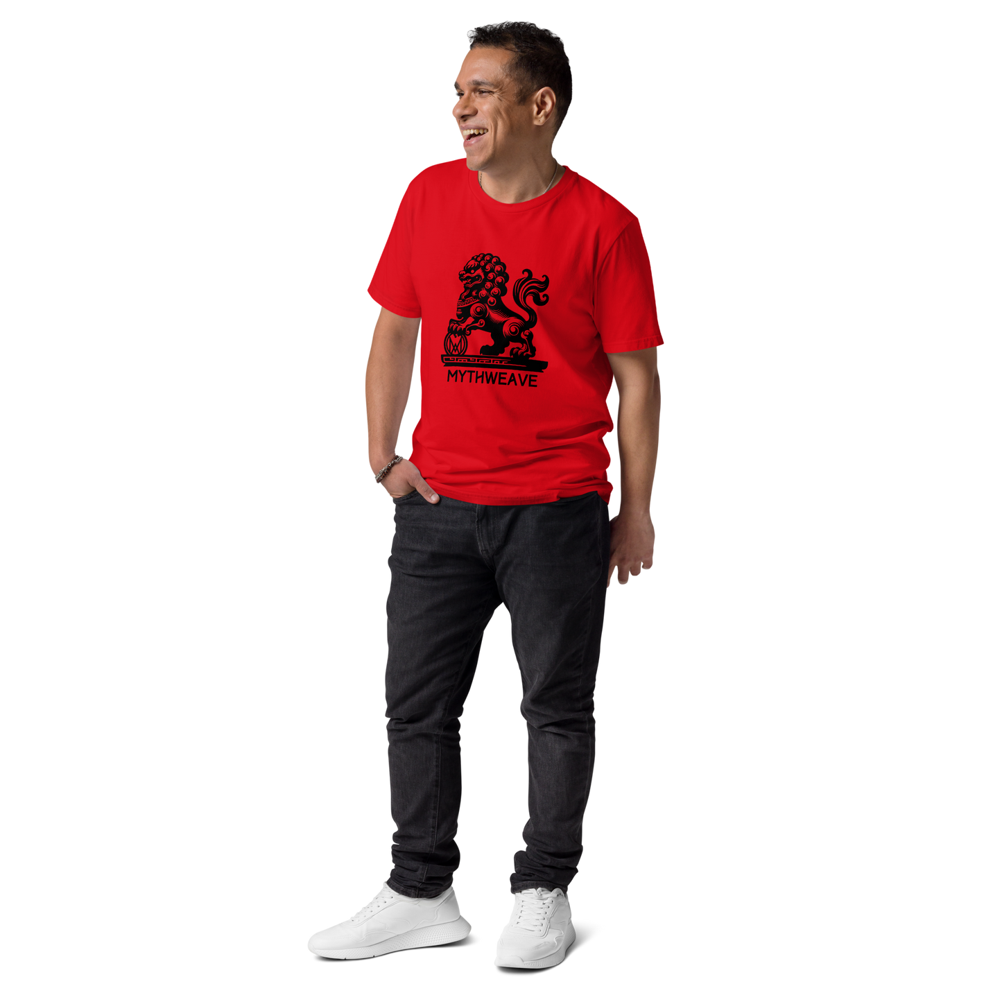 T-shirt homme en coton bio couleur rouge avec Gardien Chien-Lion mythologie chinoise MythWeave porté par un mannequin de face