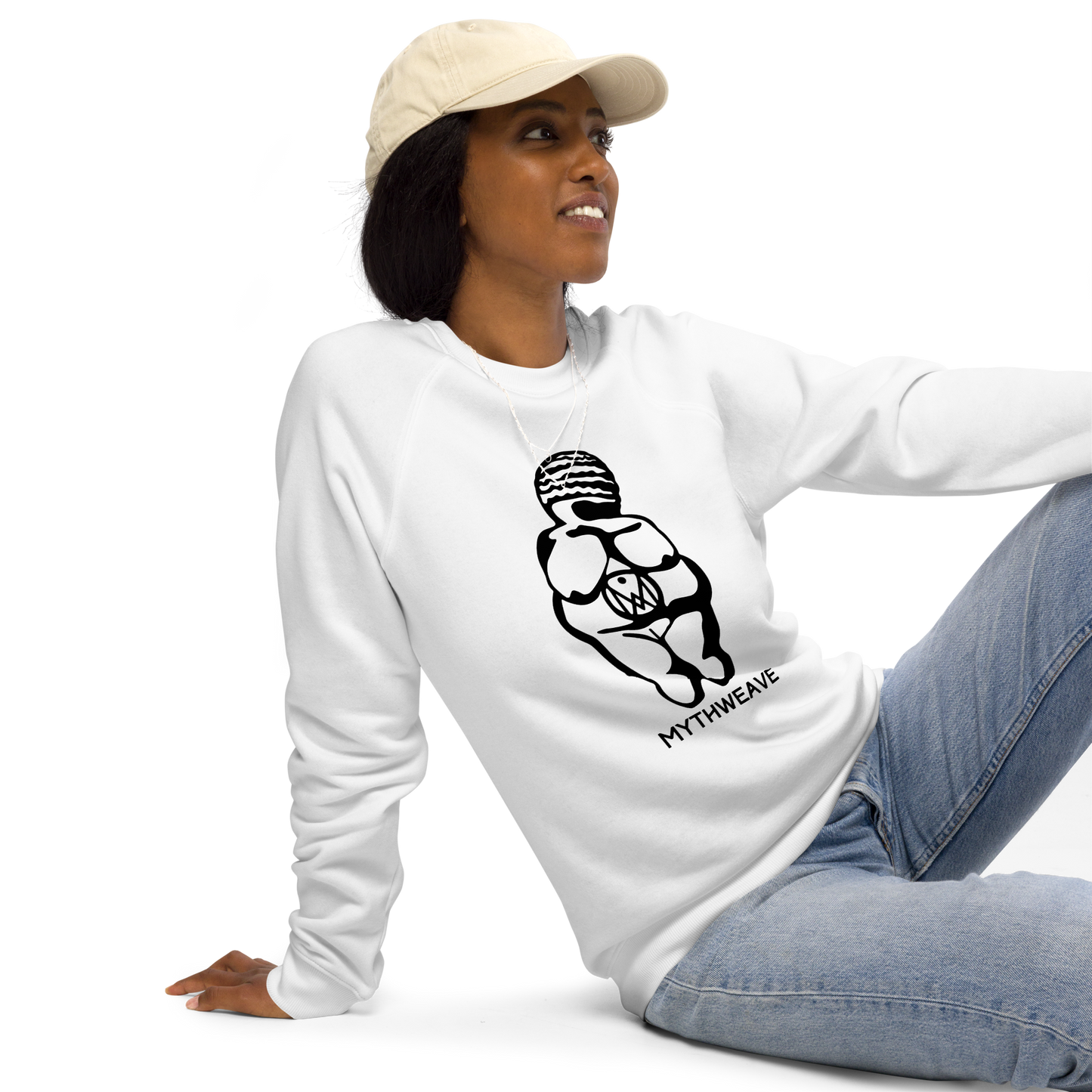 Sweatshirt femme en coton bio couleur blanc avec déesse mère MythWeave porté par un mannequin assis