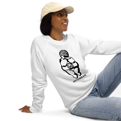 Sweatshirt femme en coton bio couleur blanc avec déesse mère MythWeave porté par un mannequin assis