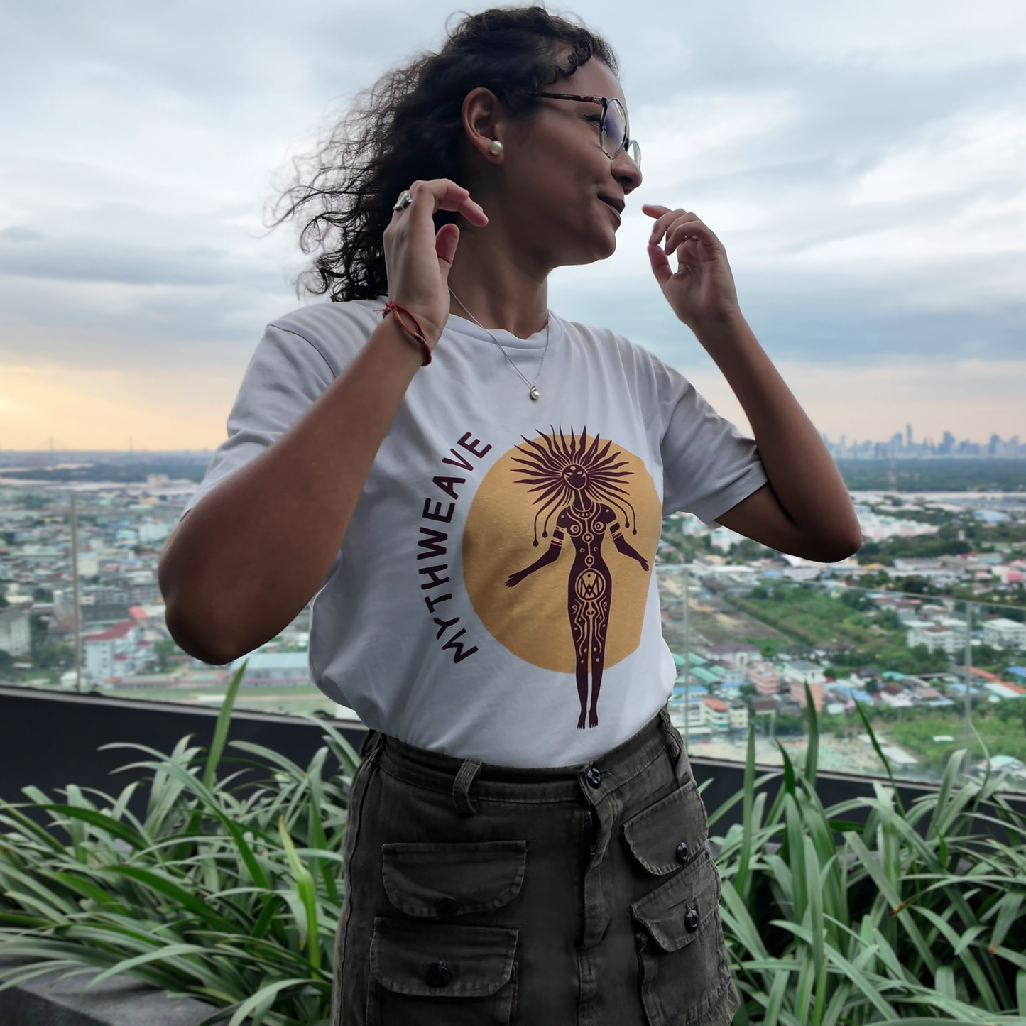 “Goddess of the Sun” T-shirt in organic cotton - Women