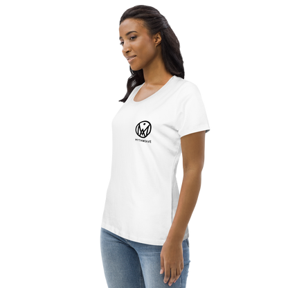 T-shirt femme en coton bio couleur blanc avec logo MythWeave brodé porté par un mannequin de profil.